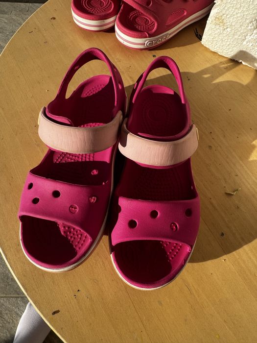 Vand 2 perechi sandale Crocs in stare foarte buna C 12