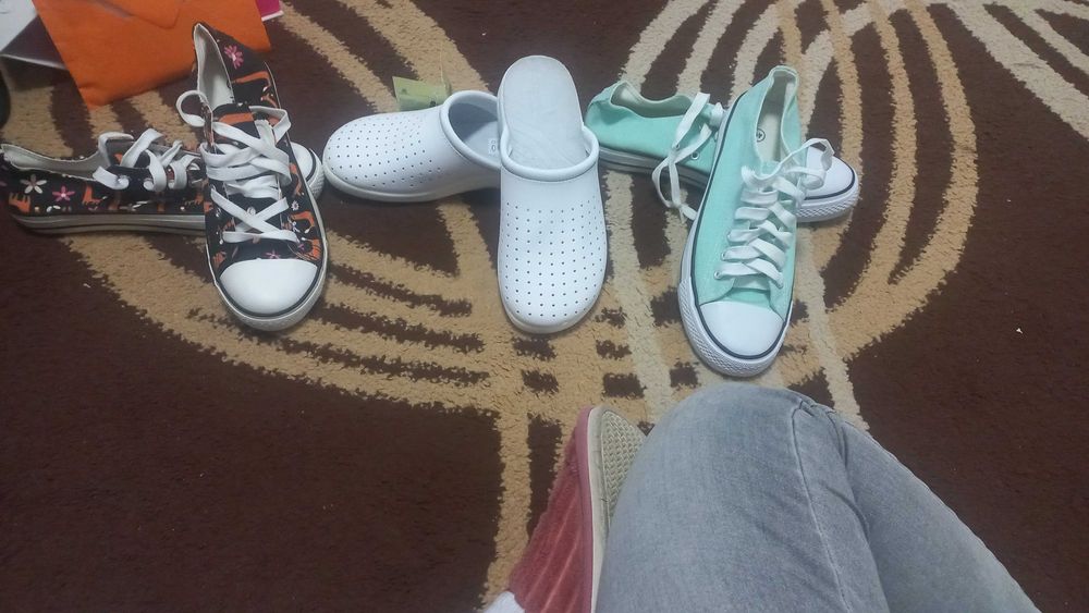 Vand pantofi noi negri ai tenesi de femei