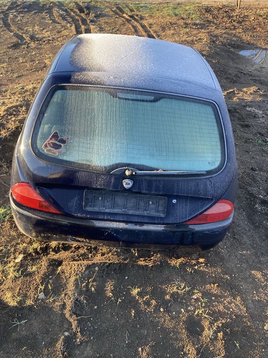 Lancia y на части