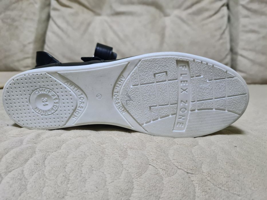 Unichel Новые  школьные туфли для девочки