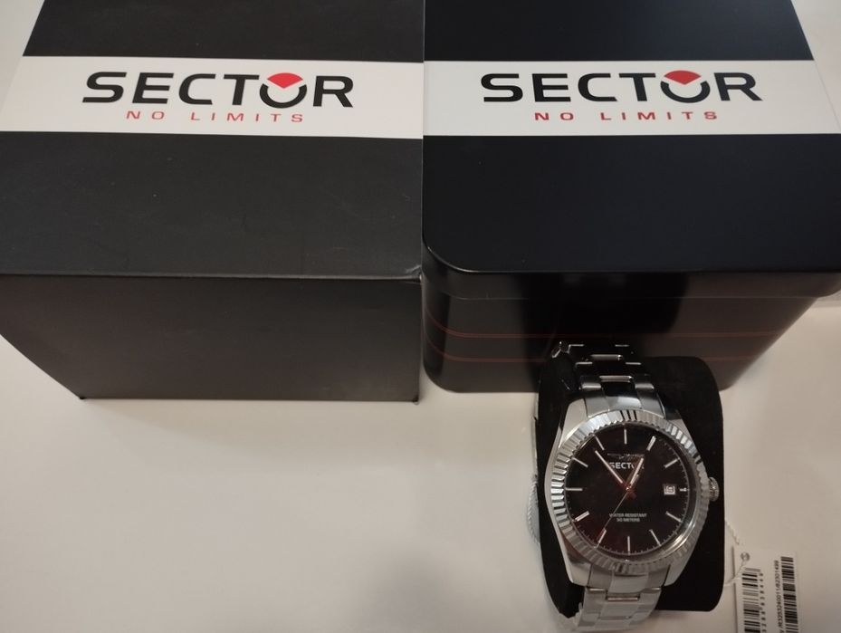 ЧИСТО НОВ часовник Sector 240