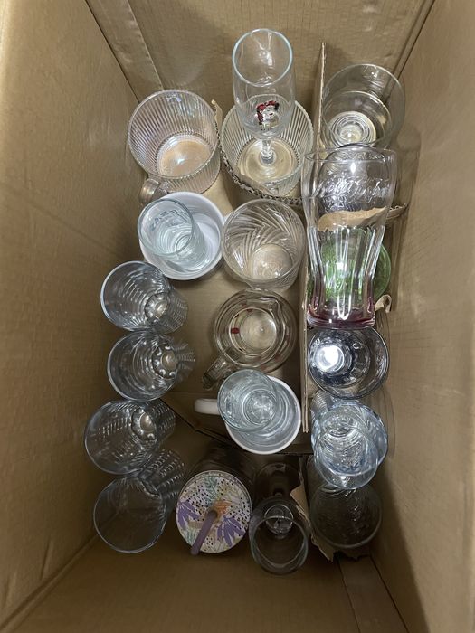 Чаши от няколко вида сервиз