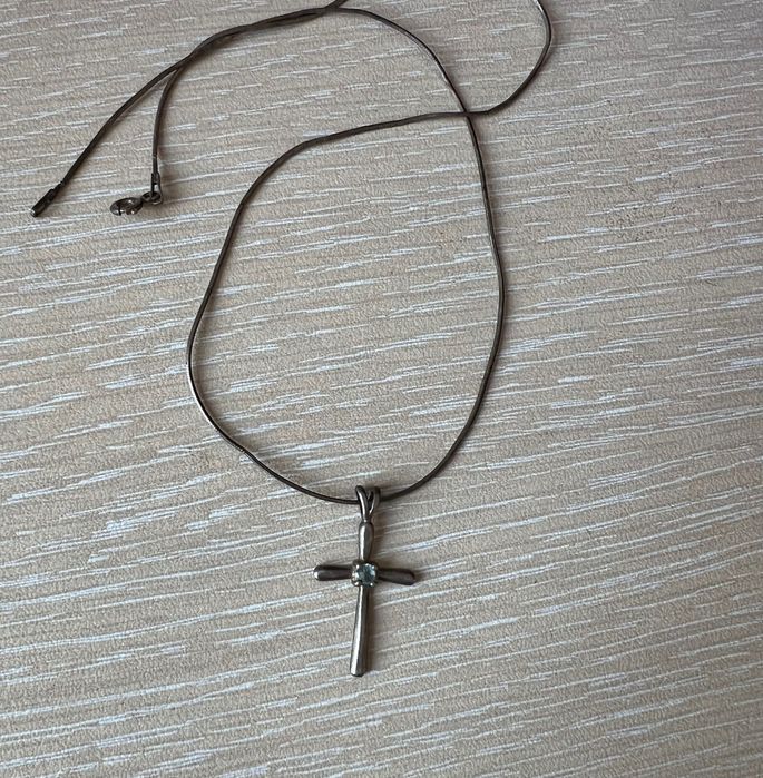 Сребърен кръст с камък