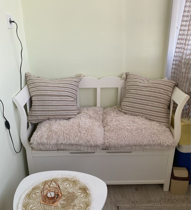 Пейка с място за съхранение