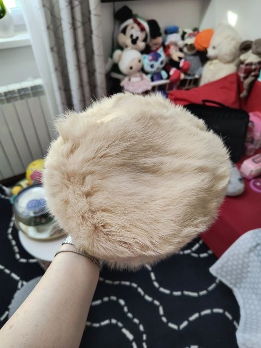 Vând căciulă ușoară din blana de iepure