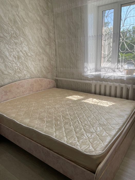Продам двухспальную кровать с матрасом