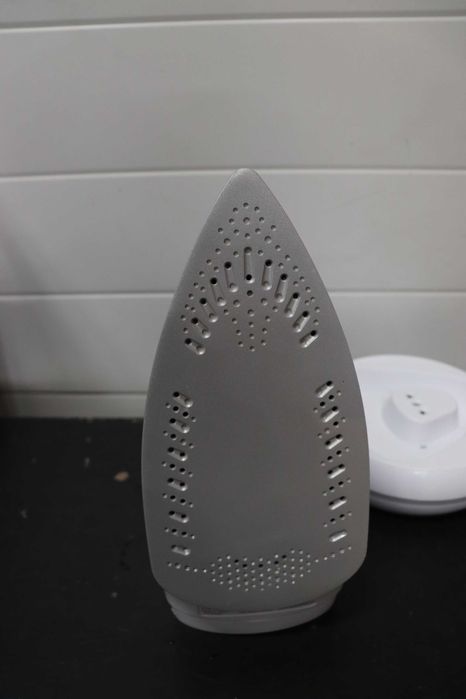 Безжична ютия Russell Hobbs Supreme Steam със станция, 2400W, 135г/мин