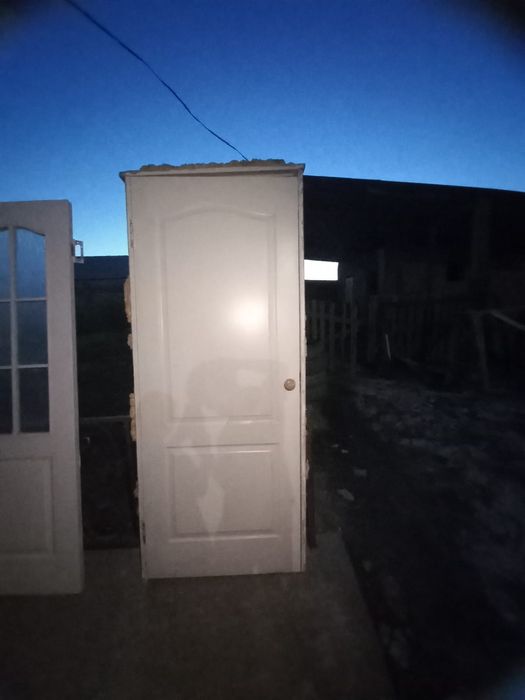 продается две разные двери