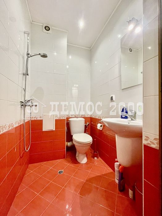 Напълно обзаведен тристаен апартамент с ПАРКОМЯСТО в района на ОКРБ