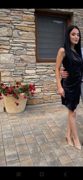 Rochie scurta neagra.