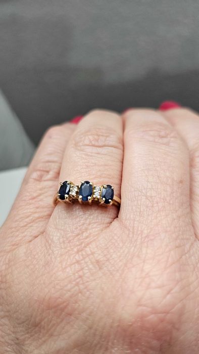 Златен пръстен със сапфири и диаманти