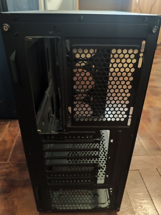Vând carcasă de PC