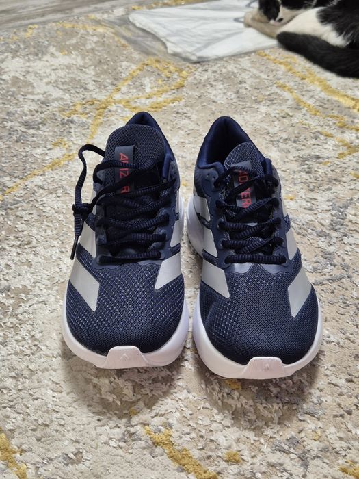 Vand adidasi adidas noi la cutie