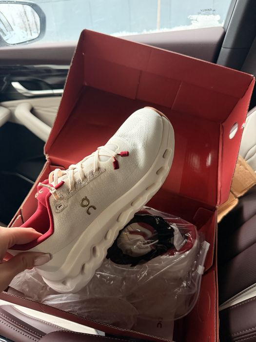 Продам кроссовки -38 размер