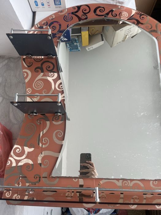 Продам зеркало с полками