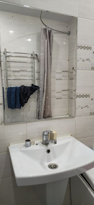 Раковина айнасымен.