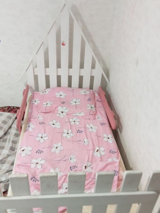 Детские кроватки для мальчика и девочки.