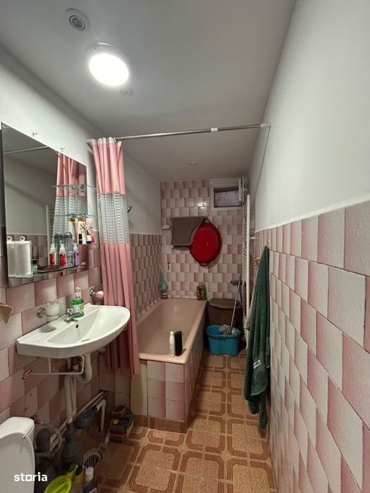- Apartament 3 camere, suprafata 76mp Progresu. Confort 1 decomandat.