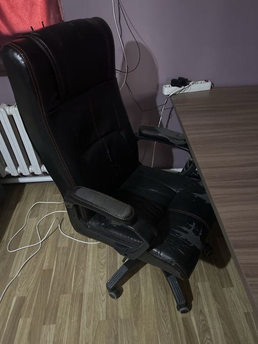 стол и кресло почти новый
