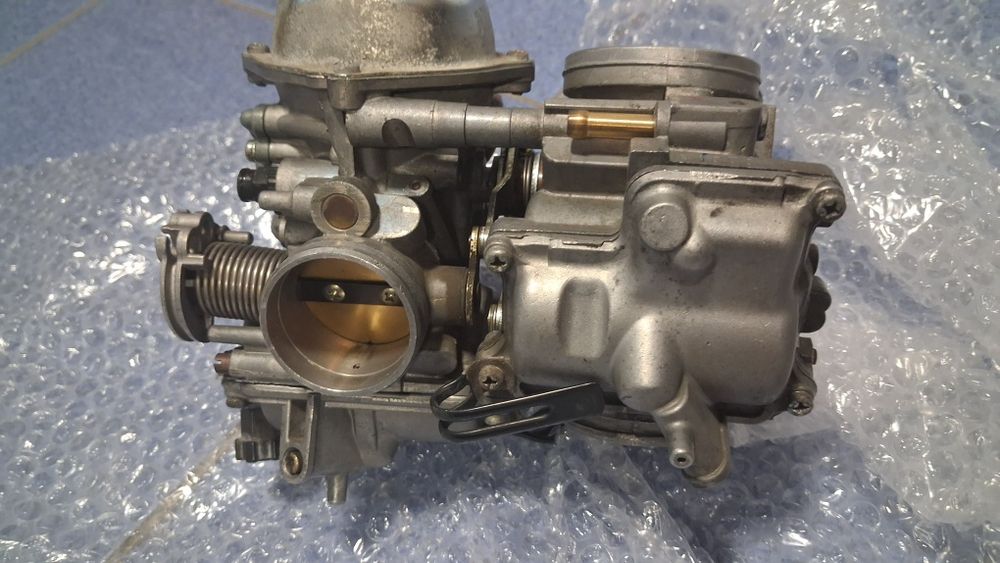 Vând set carburatoare pentru Honda Deauville NT650V 650.
