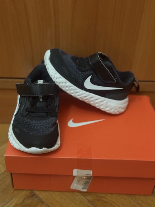 Бебешки маратонки Nike revolution