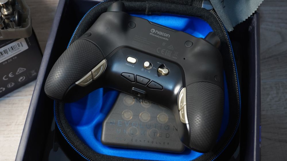 Controller Nacon Revolution Unlimited Pro pentru PlayStation 4 și PC