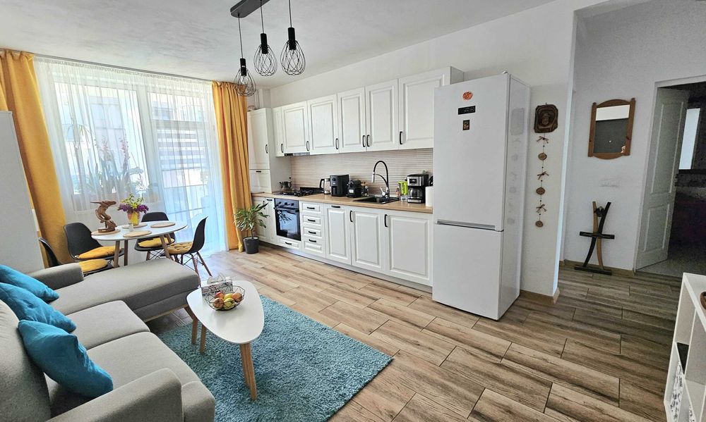 Vand apartament cu 3 camere + loc de parcare