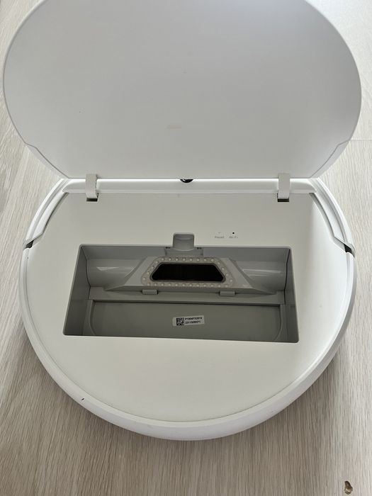 Продам пылесос Xiaomi Mi Robot Vacuum-Mop белый