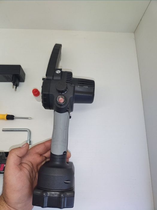 Акумулаторен мини трион за клони и храсти