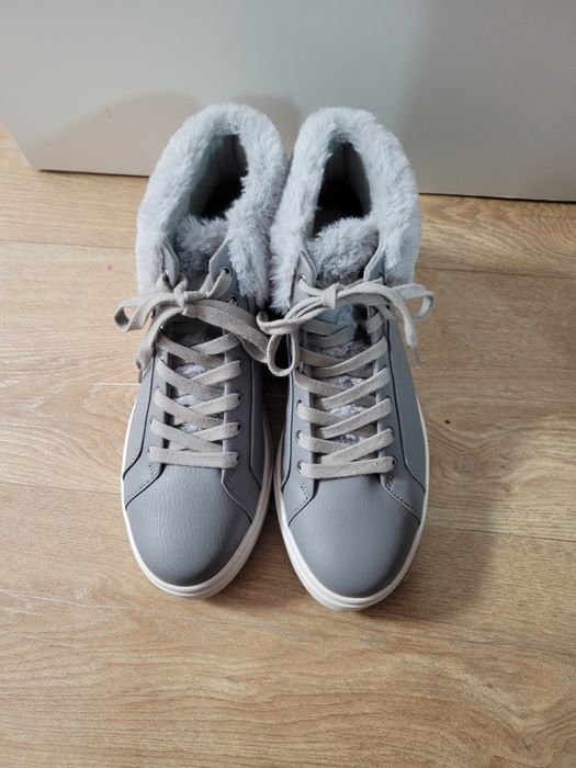 Продам ботинки женские