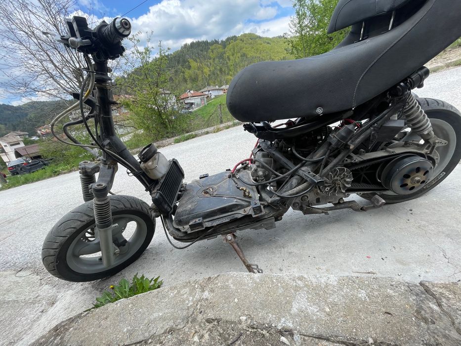 Стари скутери палят и вървят