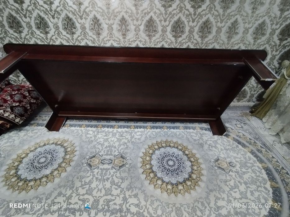 Mehmonxona uchun stol