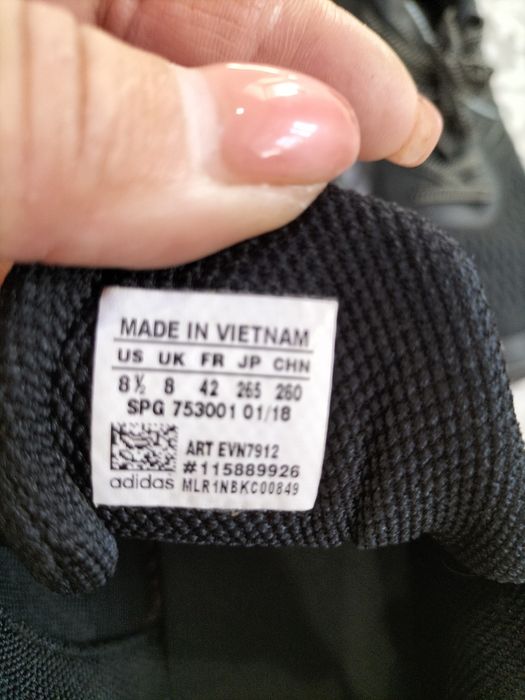 Продали мужские кросовки