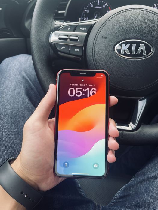 iPhone 11 красный