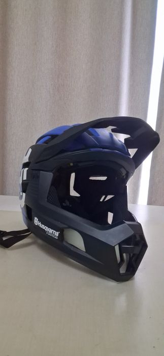 Vând casca husqvarna marime S