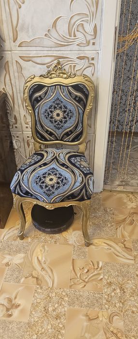 Продавам 2 бр трапезни столове.