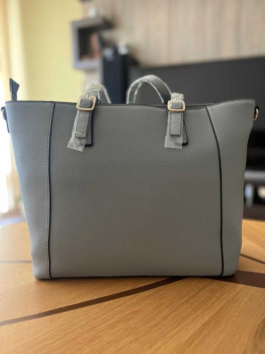 Продавам оригинална нова дамска чанта Valentino