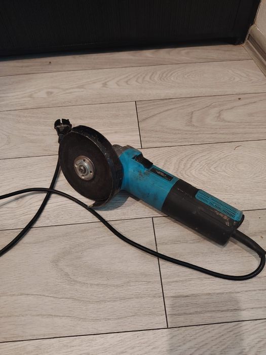 Preț bomba 200 € tot ce e în imagine