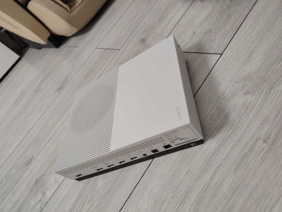 Xbox One S 1TB + 2 controllere + stație încărcare FroggieX