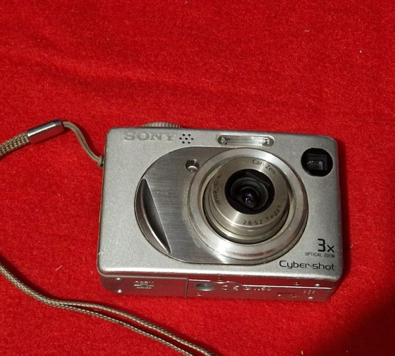 Aparat Photo sony cu defect la obiectiv, nu iese de tot.