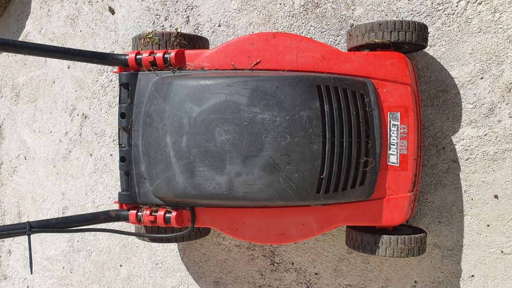 Електрическа косачка Budjet 32см. 900W
