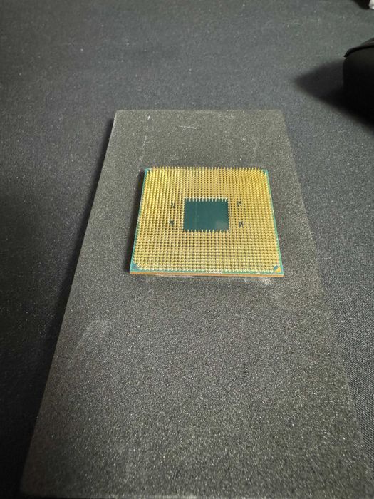 AMD Ryzen 7 5700X3D, in GARANTIE! ofer gratuit cooler pe aer.