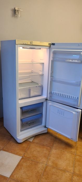 Хладилник с фризер Индезит