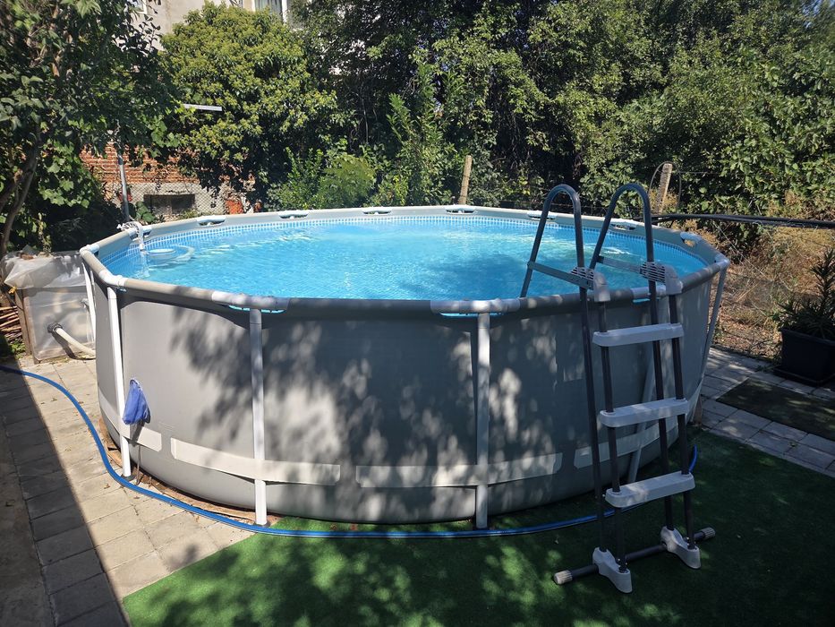 Басейн с метална конструкция.