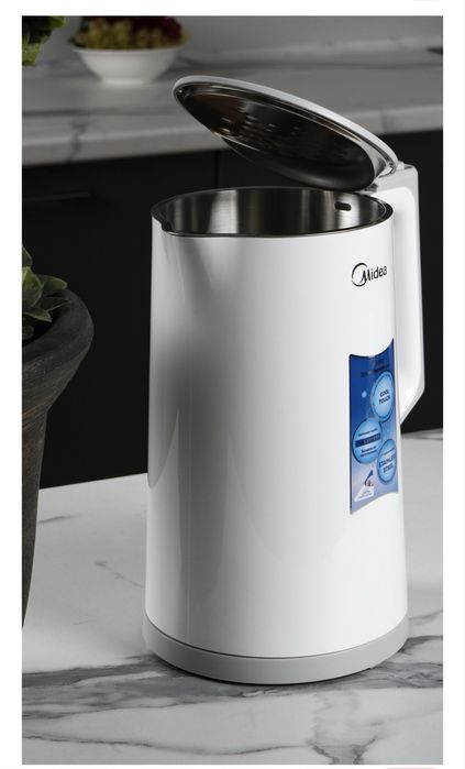 Чайник Midea.