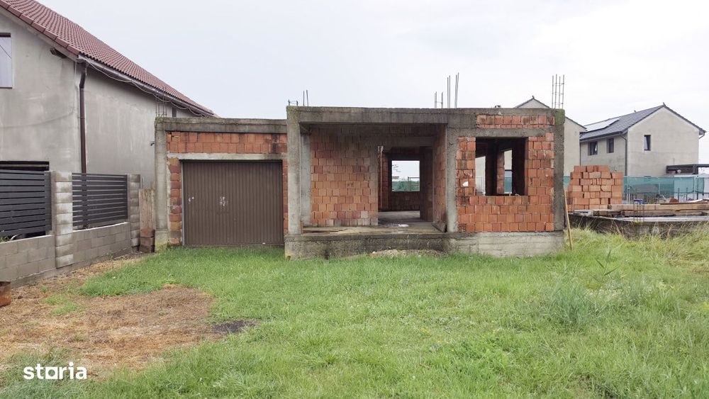 Casa la rosu, cu 4 dormitoare, P+M  in noul cartier din Curtici