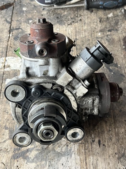 Dezmembrez motor Volvo 2.4 diesel