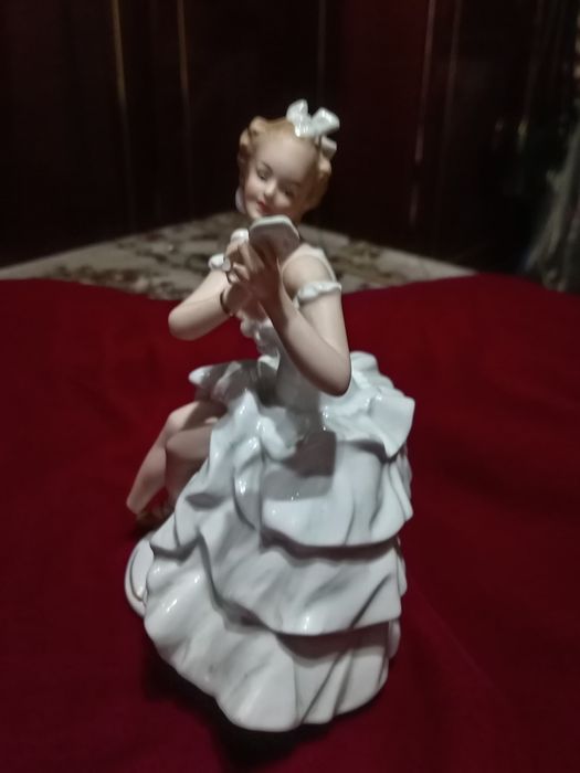 Статуэтка из фарфора