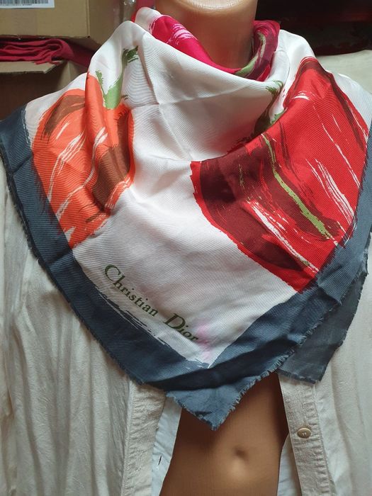 Шалове Acne Studio, Dior.Louis Vuitton,Burberry Tommi Hilfiger