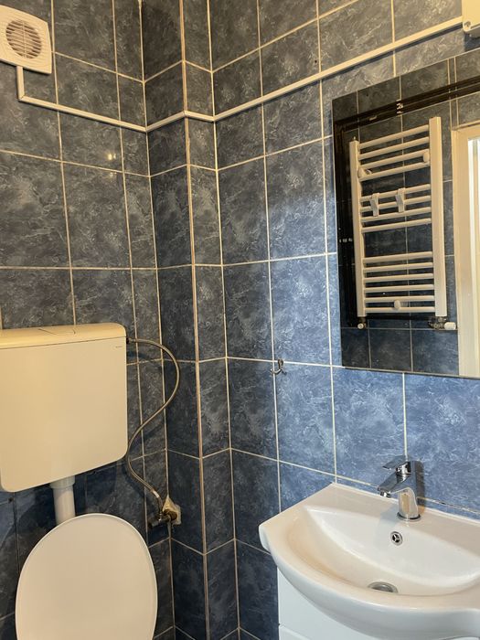 Închiriez garsonieră camera bucătărie și baie